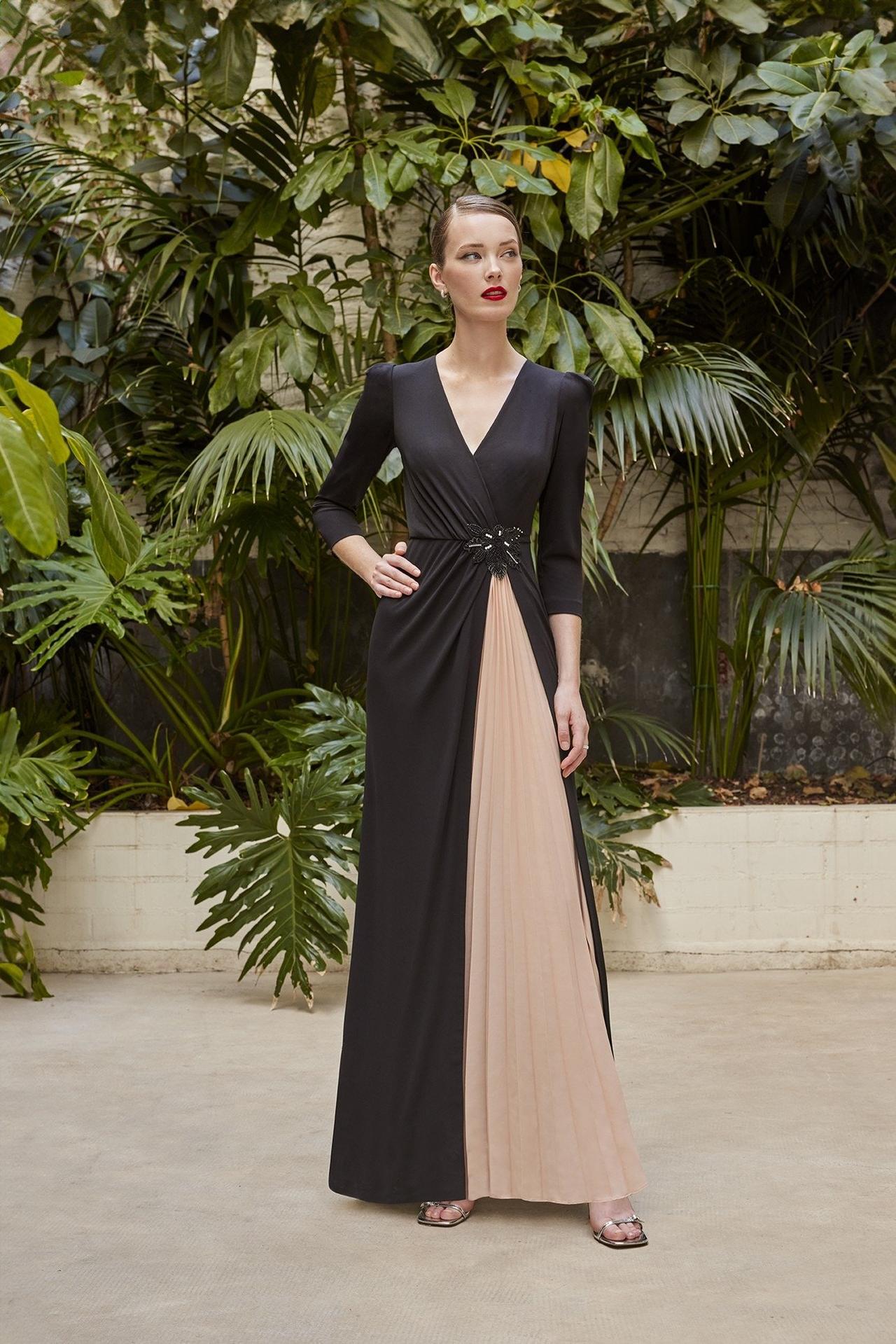 Vestido negro para boda de noche combinado con rosa palo