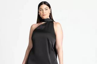 Vestidos negros invitada liso con escote asimétrico