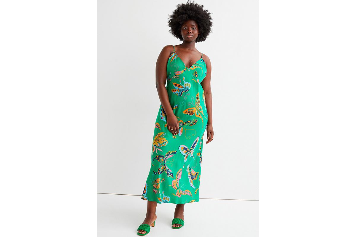 Chica con vestido verde de fiesta con estampado de mariposas