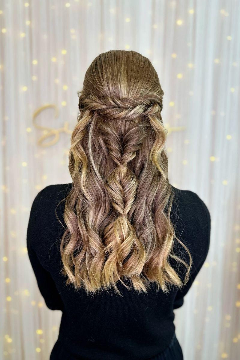 Peinados para bodas: semirecogido con trenza y ondulaciones
