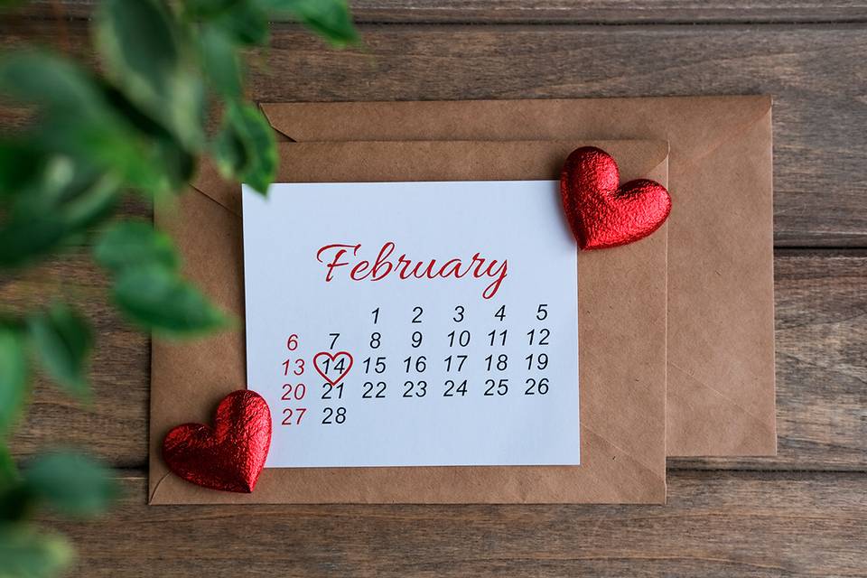 Calendario del mes de febrero con el 14, Día de los Enamorados, marcado con un corazón de color rojo