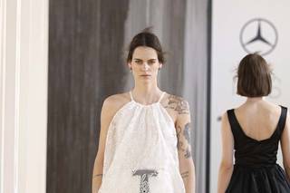 Vestido boda civil romántico con toque en lazo negro