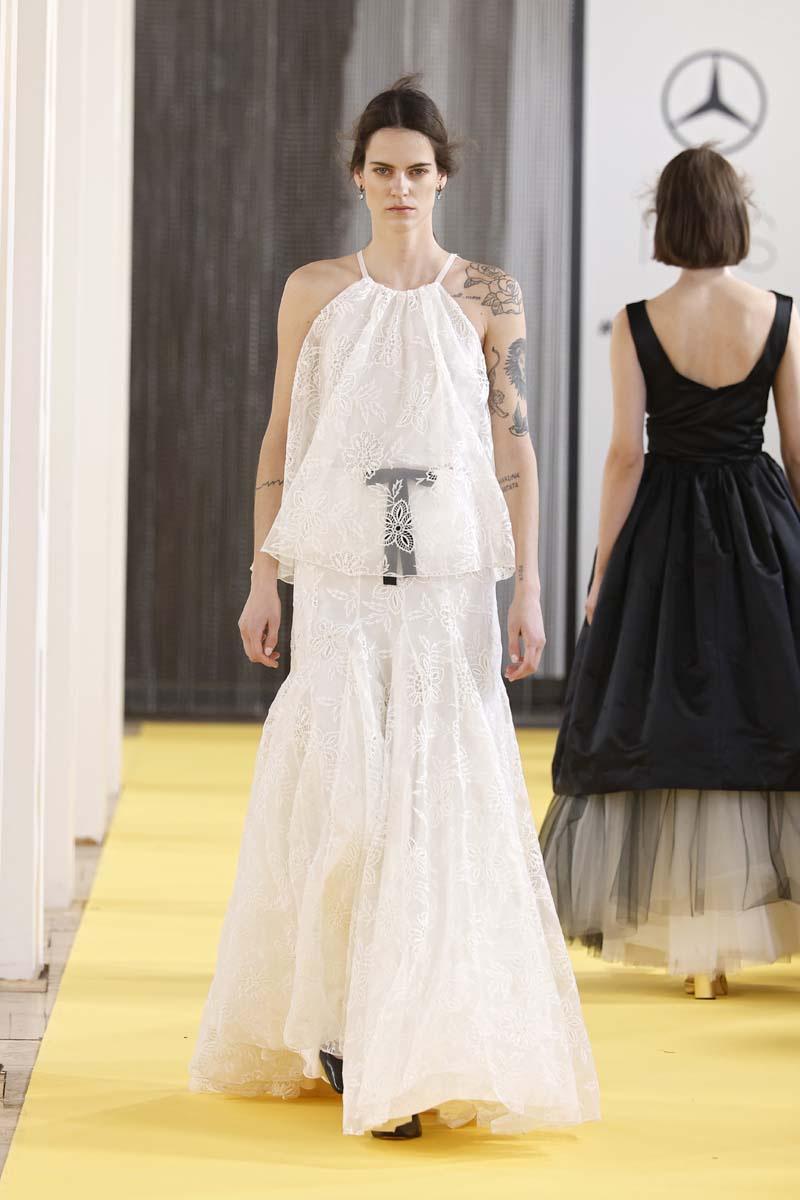Vestido boda civil romántico con toque en lazo negro