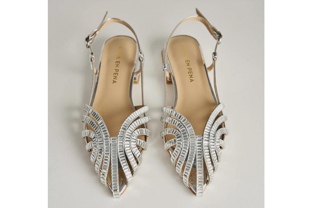 Zapatos de novia planos: sandalia metalizada con pedrería