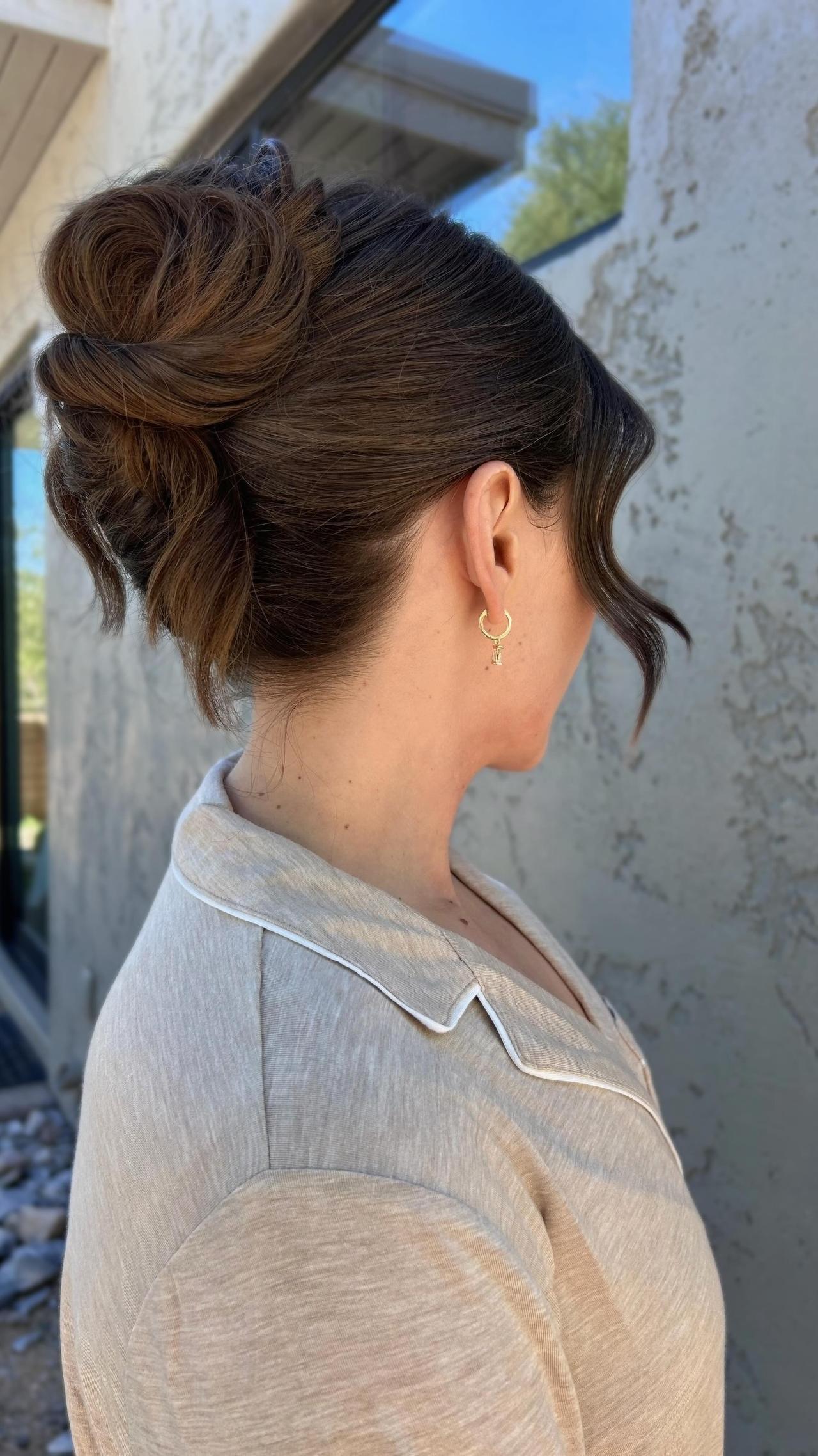 mujer con pelo recogido moño italiano