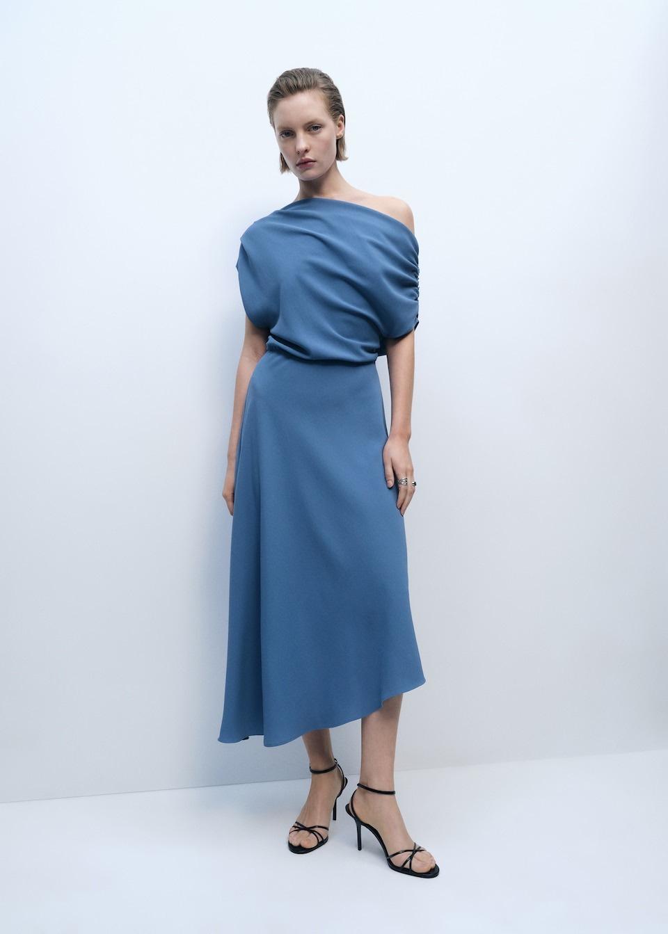 Vestido cóctel boda con asimetrías