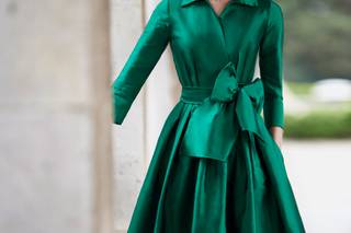 Vestido cóctel en verde con cuerpo camisero y gran lazo en la cintura