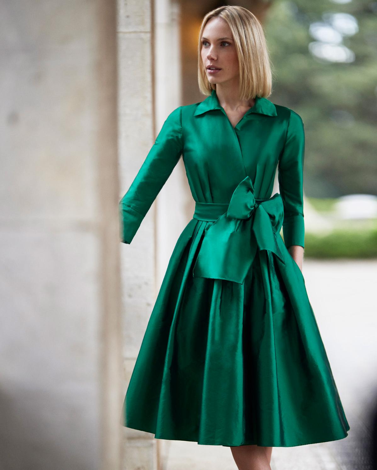 Vestido cóctel en verde con cuerpo camisero y gran lazo en la cintura