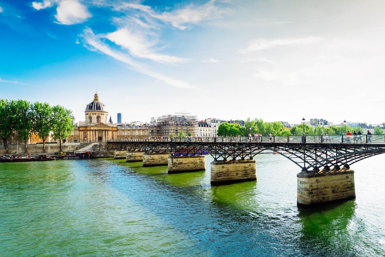Luna de miel o escapada romántica antes de la boda en París: Pont des Arts