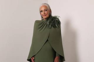 Madrina elegant sencilla: vestido de madrina verde oliva con capa