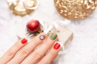 Uñas de Navidad 2023 en rojo y verde, y con motivos típicos de las Fiestas