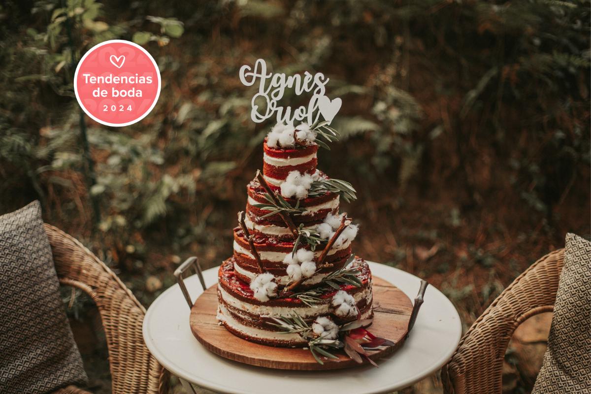 Naked cake de varios pisos con un topper con el nombre de la pareja