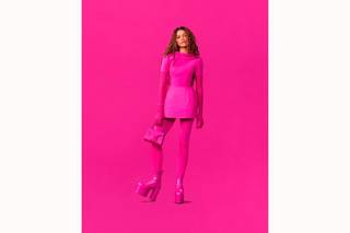 Zendaya con total look rosa fucsia de Valentino