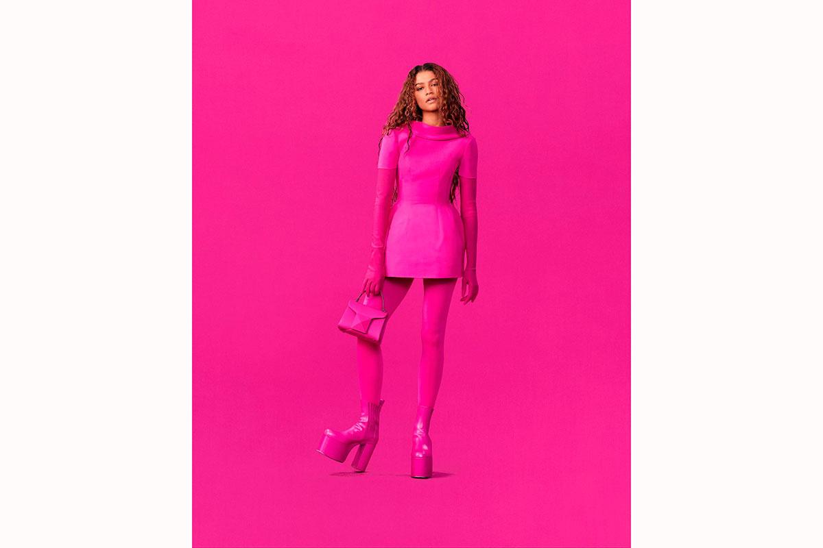 Zendaya con total look rosa fucsia de Valentino