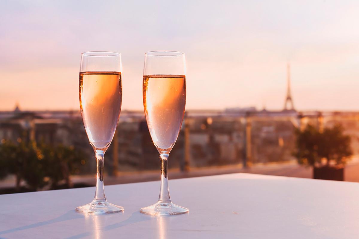 Luna de miel o escapada romántica antes de la boda en París: cena romántica con la Torre Eiffel al fondo