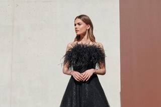 Vestido cóctel negro con plumas y pedrería