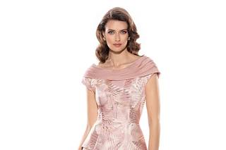 Madrina elegant sencilla: vestido de novia en rosa palo con cuerpo haciendo aguas