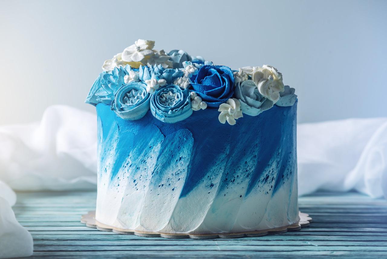 Color boda su significado: tarta de boda y flores decorativas en azul