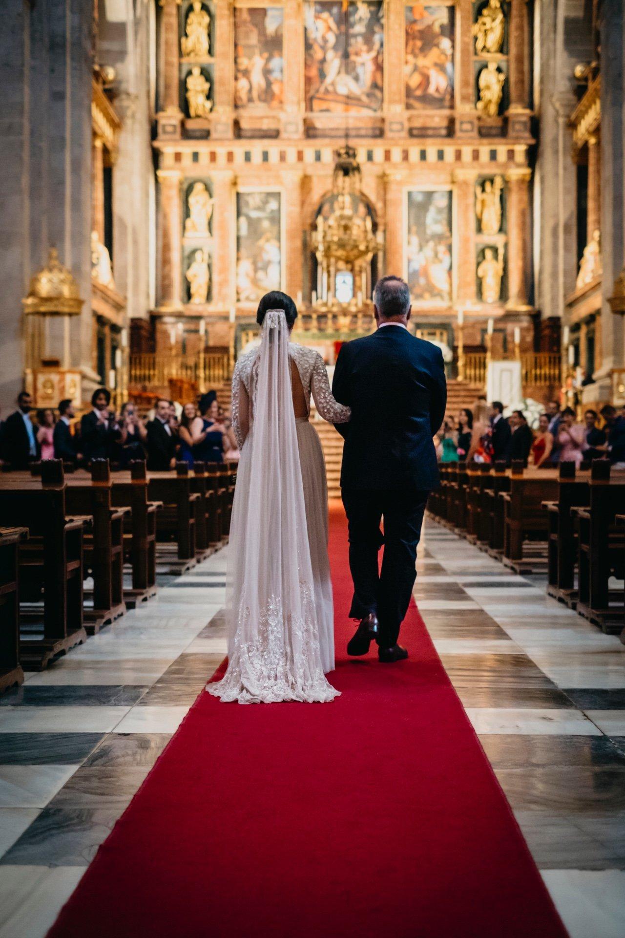 Salmos para bodas: novia entrando a la iglesia
