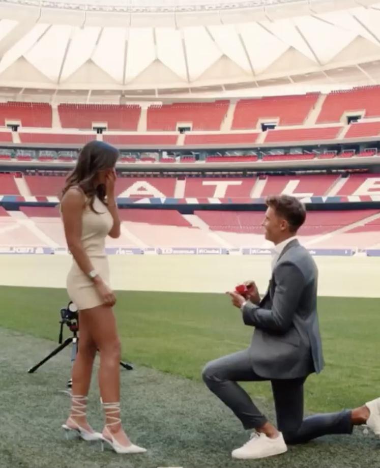 Pedida de mano de Marcos Llorente en el Wanda Metropolitano, antes de la boda