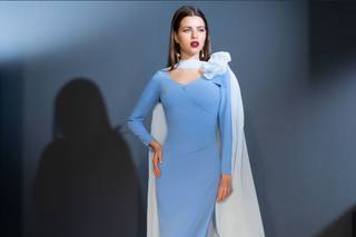 Madrina elegant sencilla: vestido de fiesta azul claro con capa blanca con flor