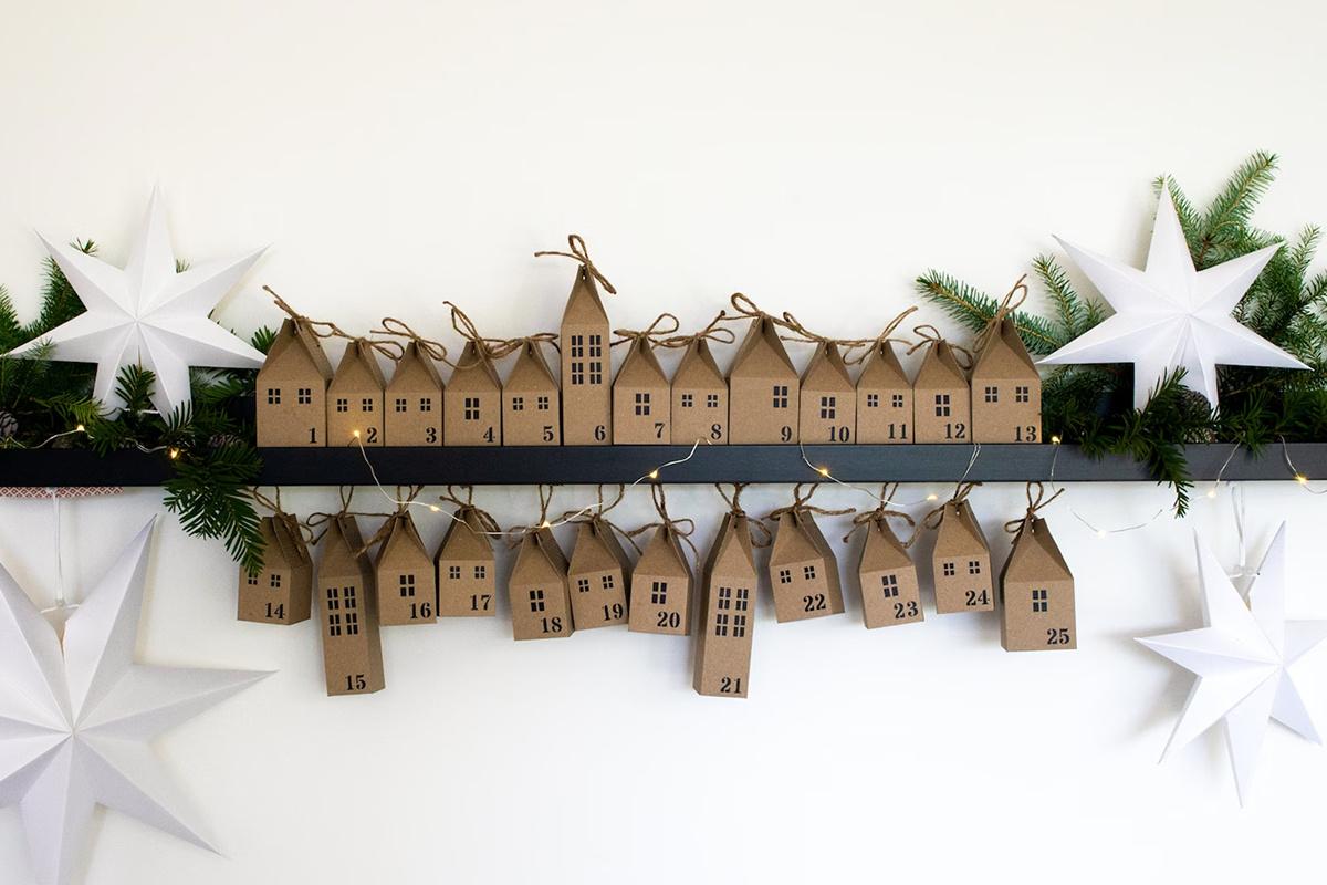 Calendario de Adviento con forma de casitas para hacer uno mismo con cartón