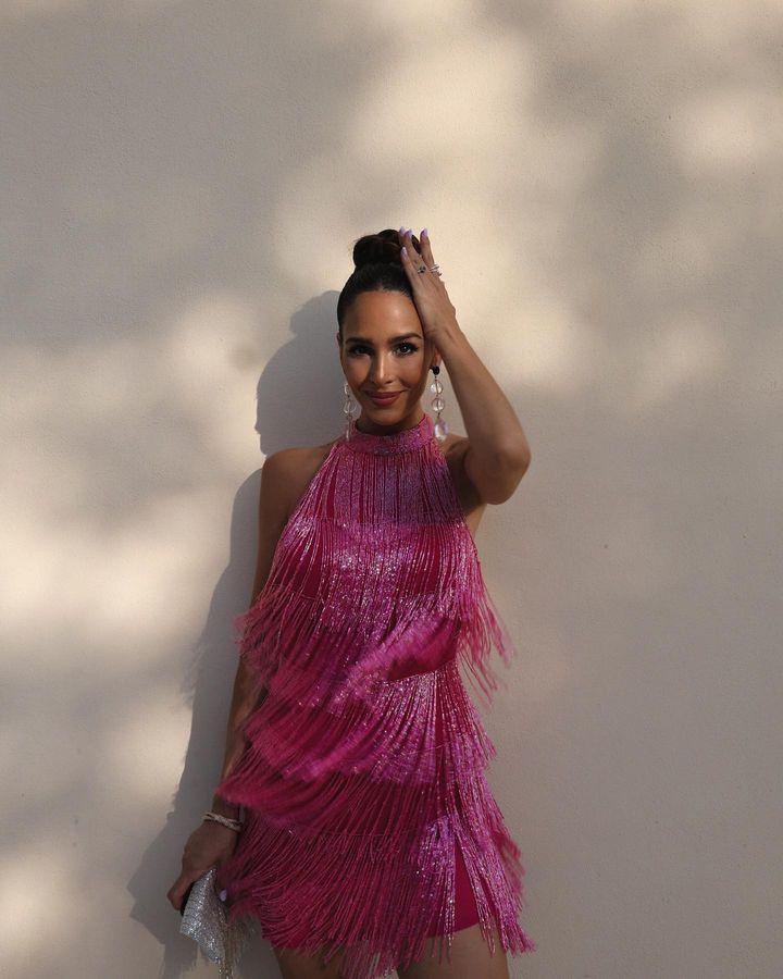 Rocío Osorno con vestido rosa barbiecore de flecos con escote halter