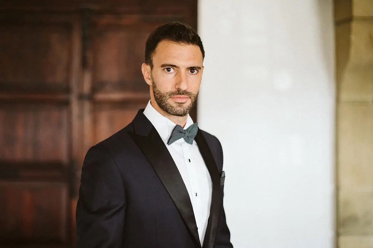 Un hombre se afeita la barba con una máquina de escribir.