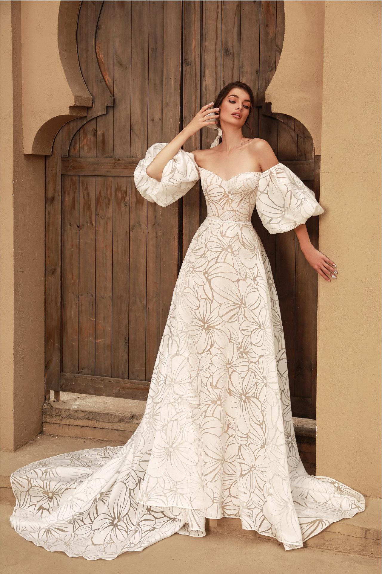Vestido de novia con estampado floral y mangas abullonadas de la colección Desert Blossom de Chic Nostalgia 2021
