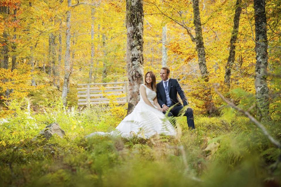 Pareja durante la sesión fotográfica de su boda en otoño