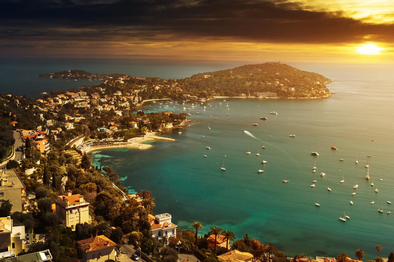 Vista aérea de Niza, con el atardecer de fondo, en la Costa Azul, un lugar ideal para visitar antes o después de la boda