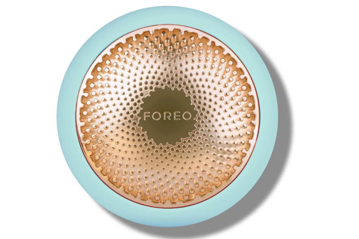 dispositivo de limpieza facial Foreo de color azul