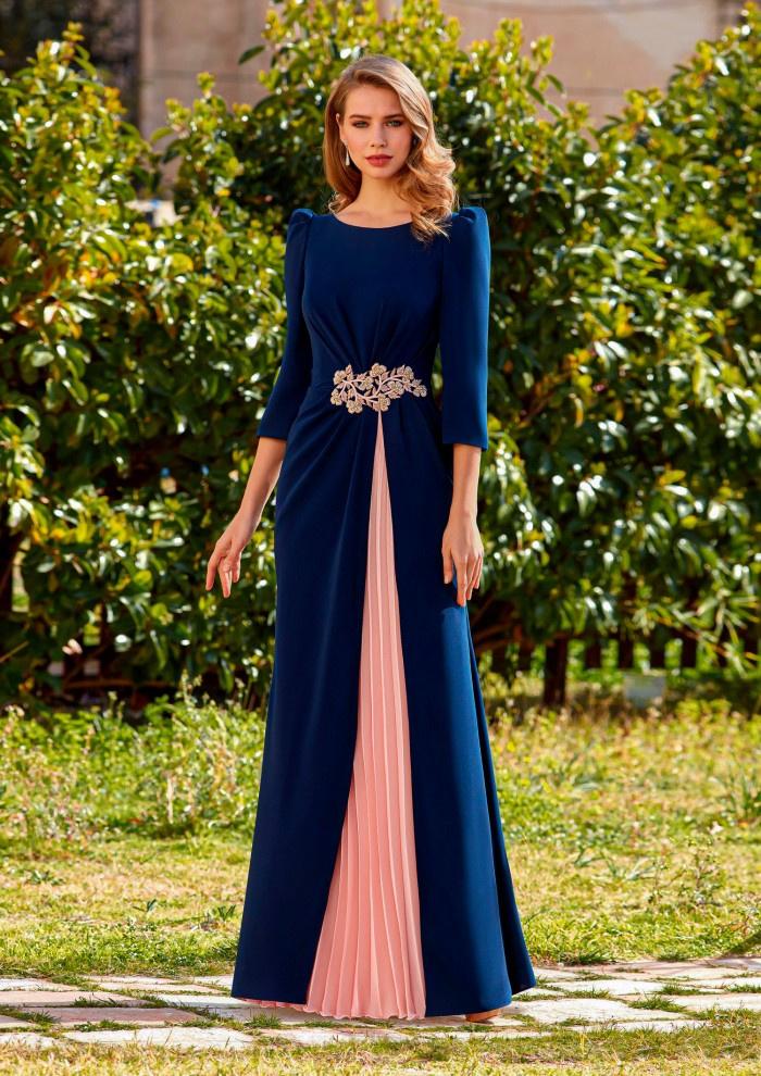 Madrina elegant sencilla: vestido de fiesta azul marino con abertura rosa de tablas