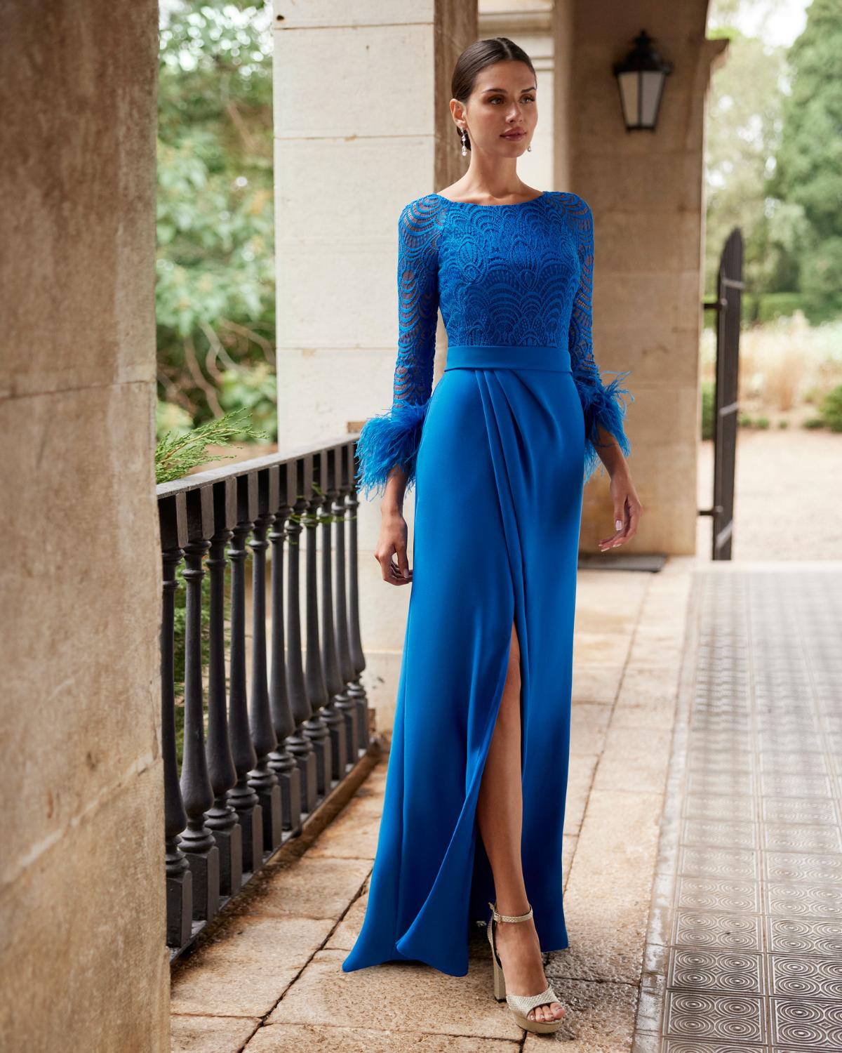 Madrina elegant sencilla: vestido de fiesta en azul klein con plumas en las mangas