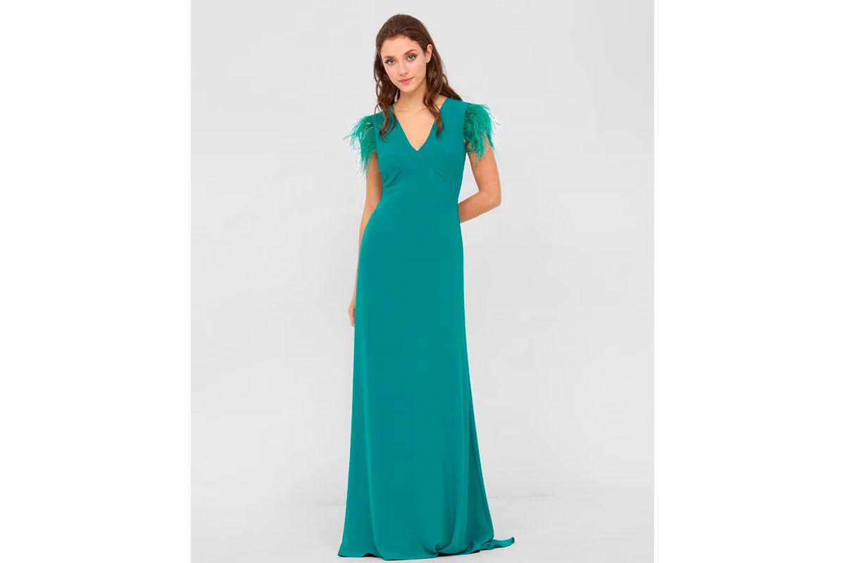 vestido de invitada verde con plumas en las mangas