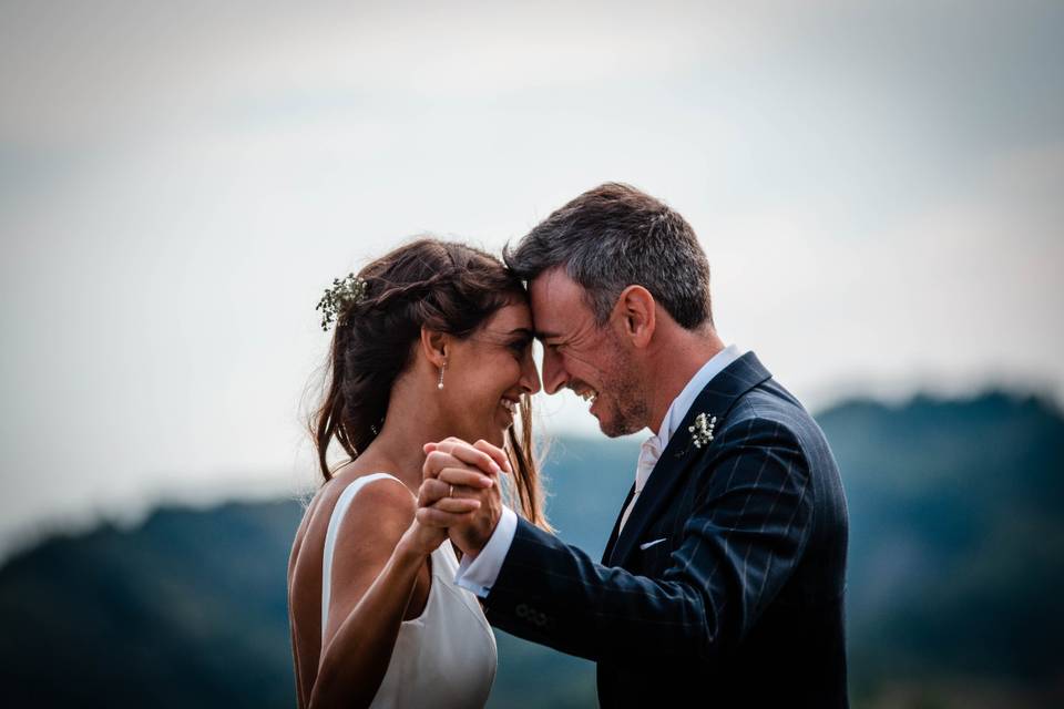 pareja de novios el día de la boda durante la sesión de fotos al aire libre