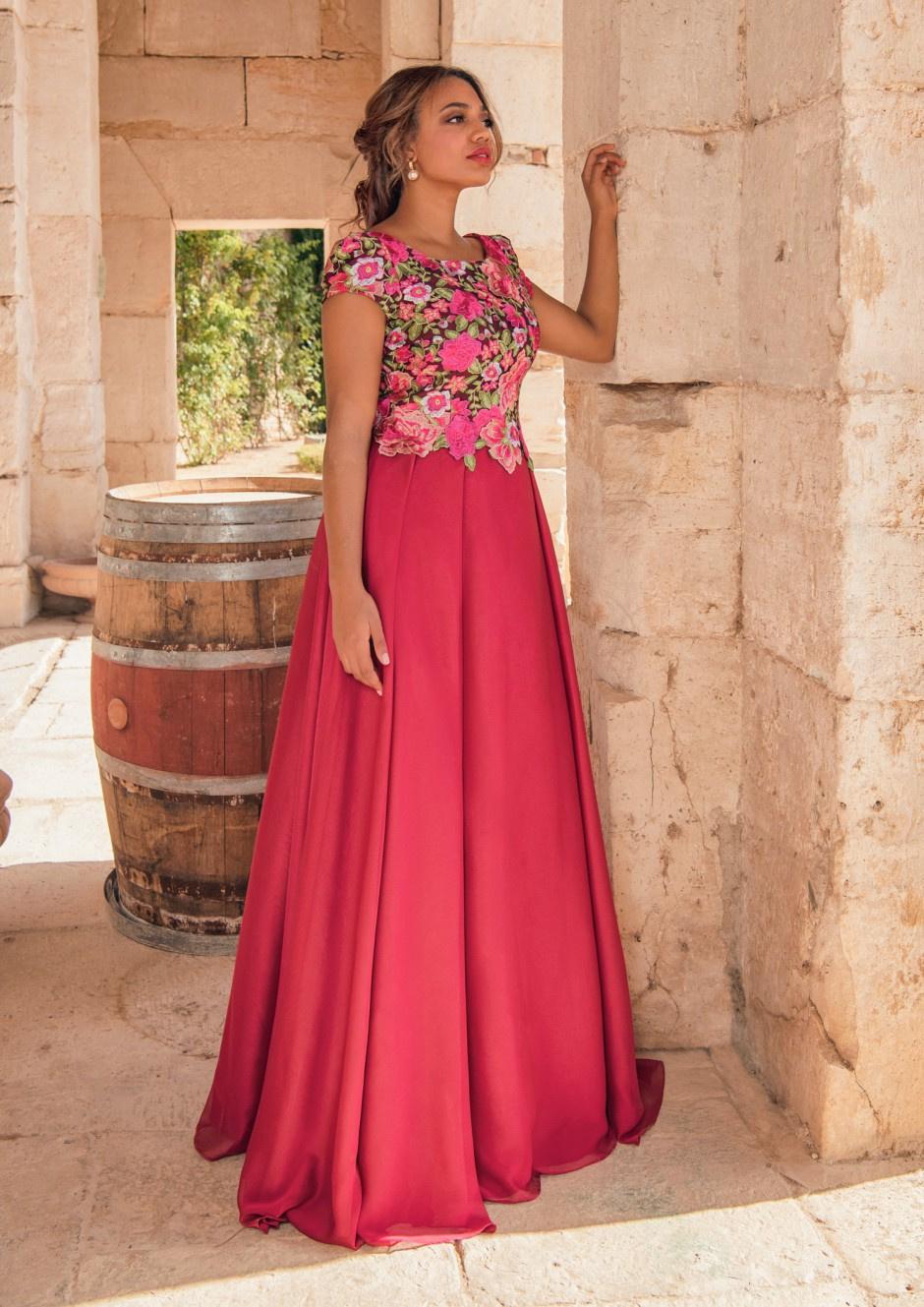 Madrina elegant sencilla: vestido de fiesta rosa con cuerpo de flores