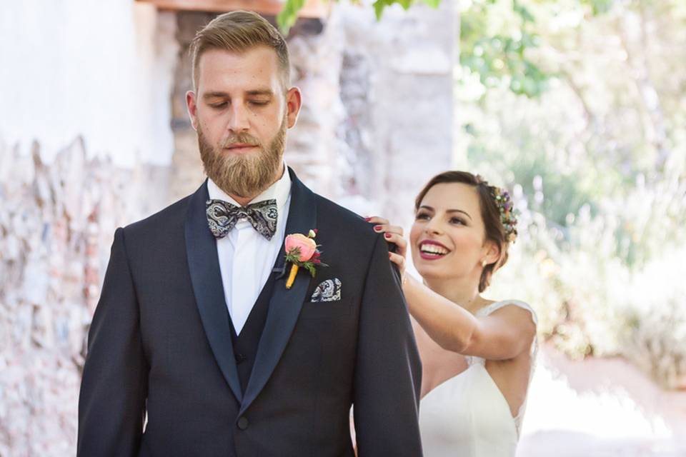 Pareja el día de su boda a punto de verse con sus respectivos outfits nupciales en el first look