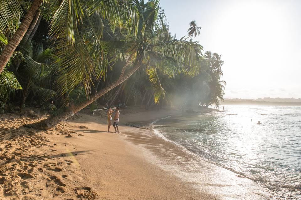 Donde ir viaje novios: pareja sola en una playa paradisíaca