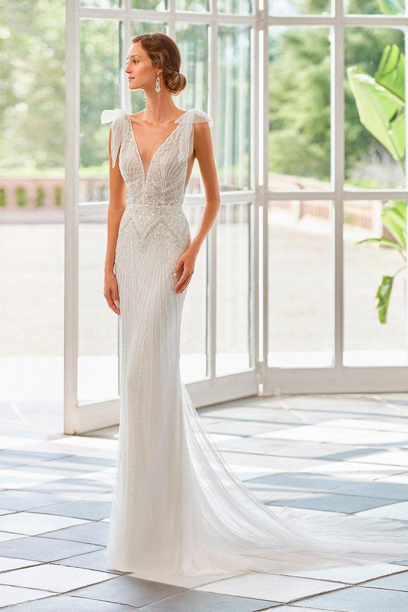 Vestido de novia recto con escote en V y lazos en los hombros de la colección Gatsby de Rosa Clará 2022