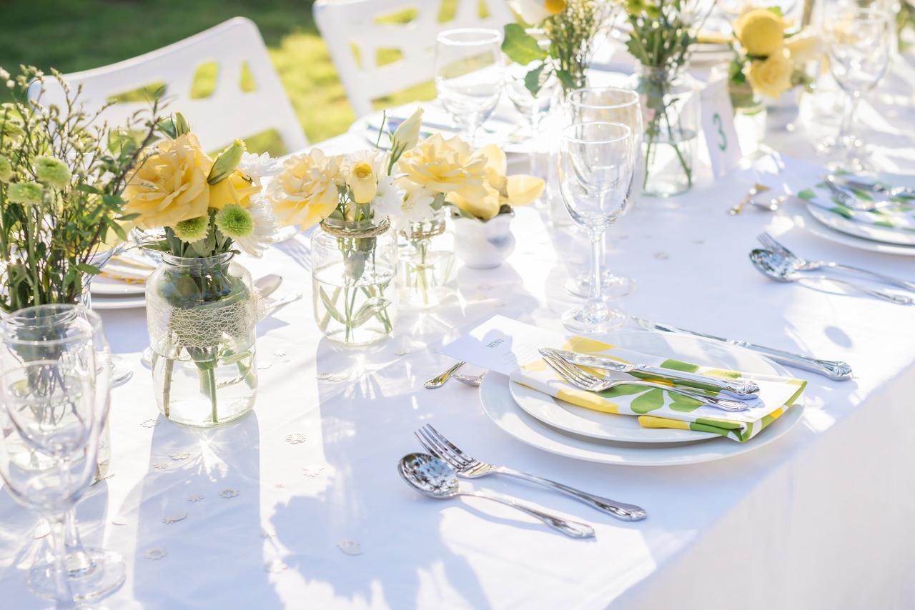 Color boda su significado: centros de mesa con flores en color amarillo