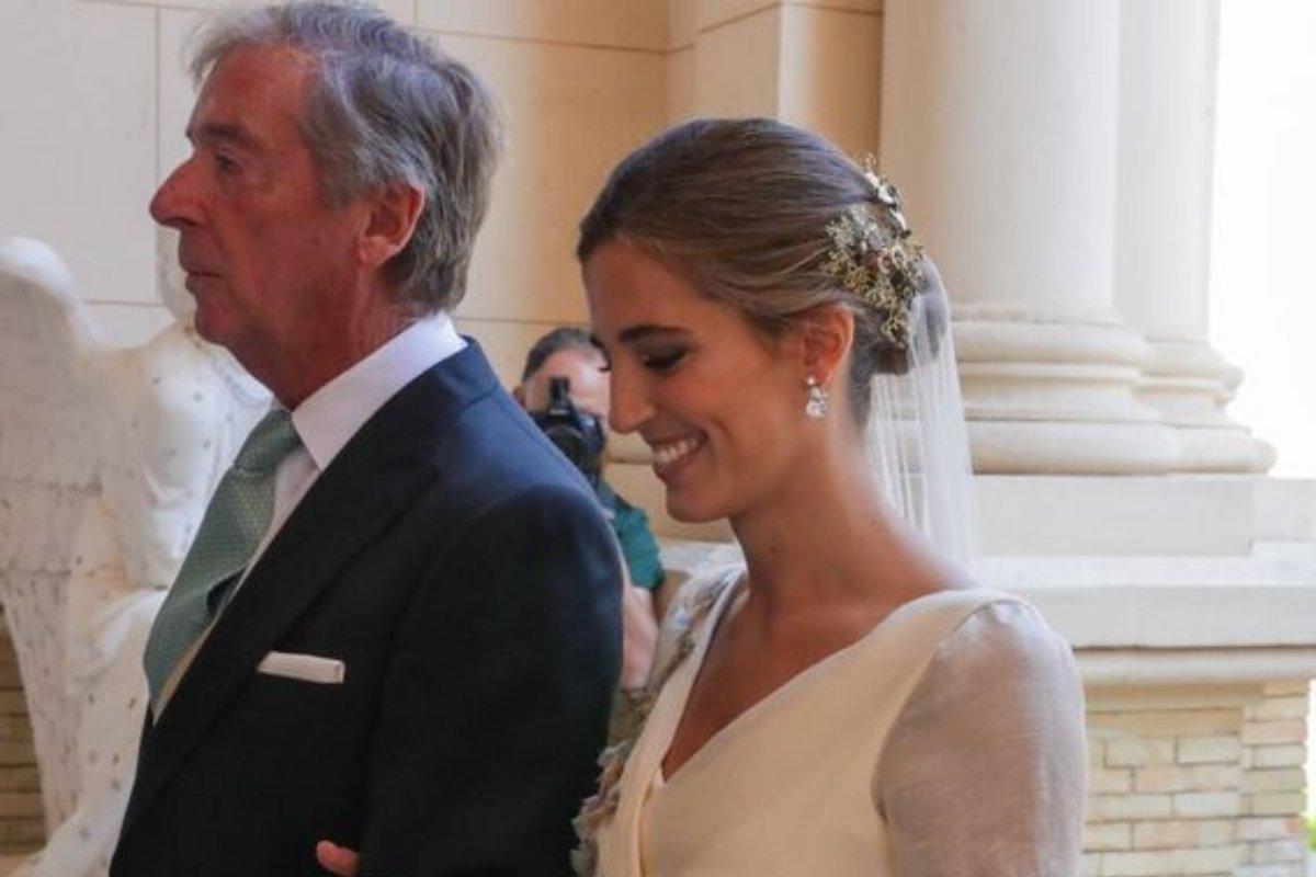 María Corsini a su llegada al altar junto a su padre el día de la boda