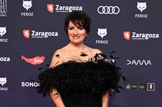 Silvia Abril posa con un vestido de fiesta negro largo con plumas en la zona del escote