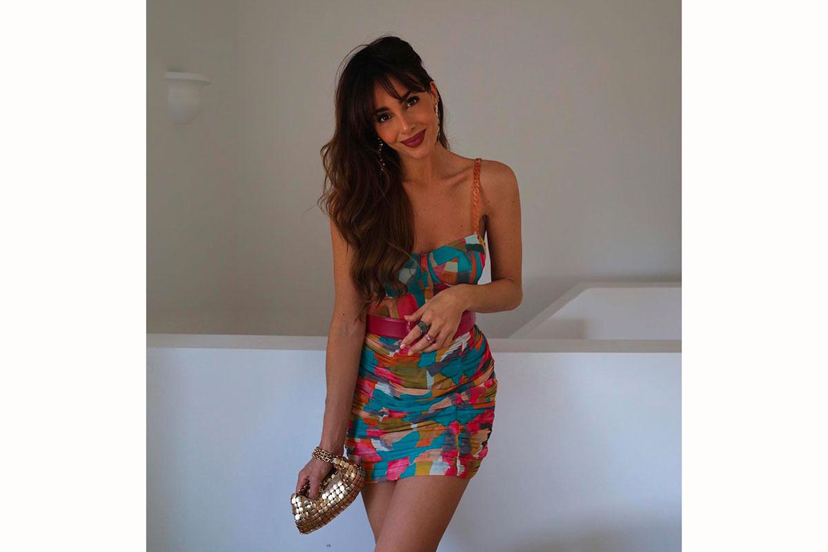 Rocío Osorno con vestido mini estampado de colores y tirantes de cadena