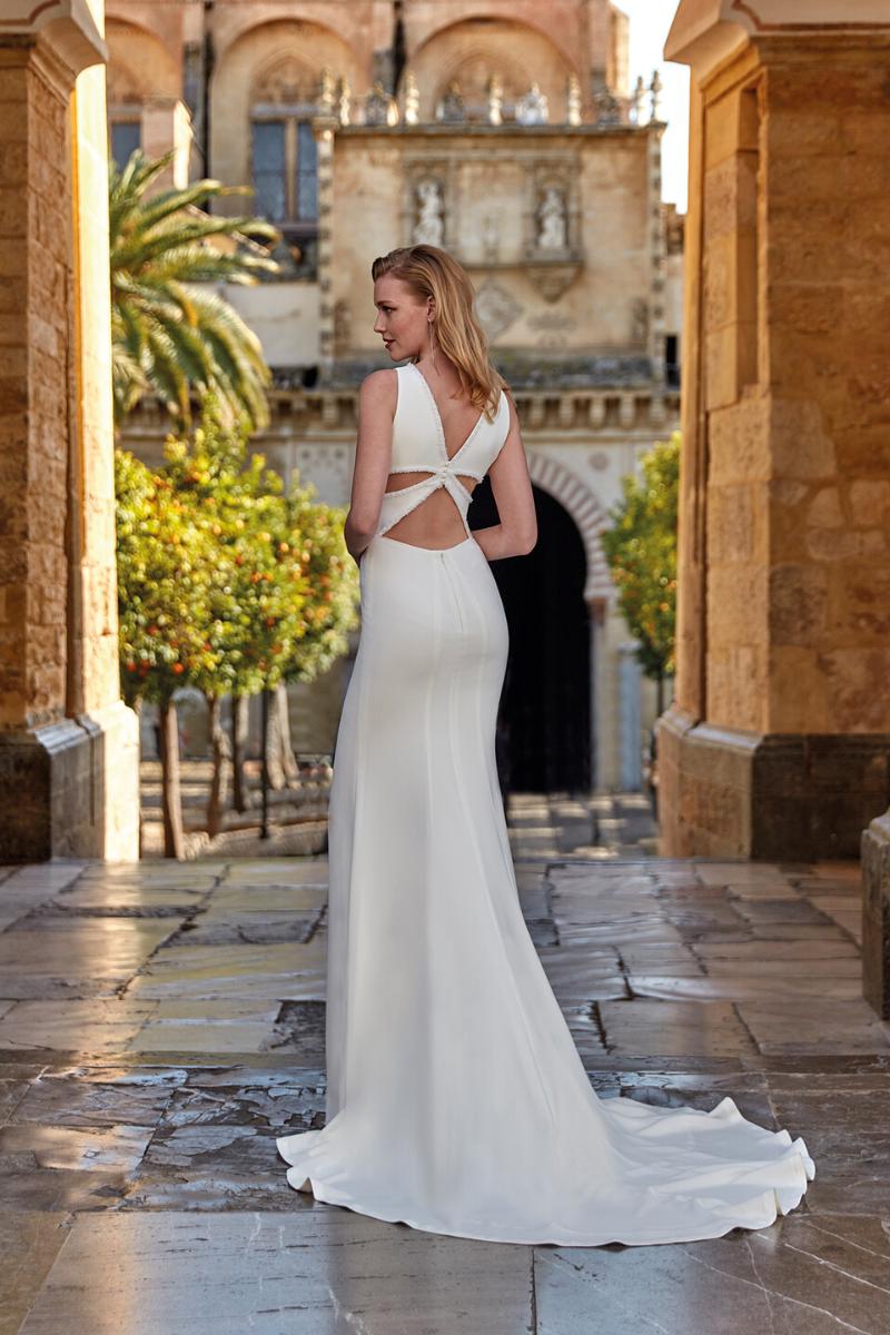 vestido de novia Manu García 2023 con espalda descubierta con detalles cut-out