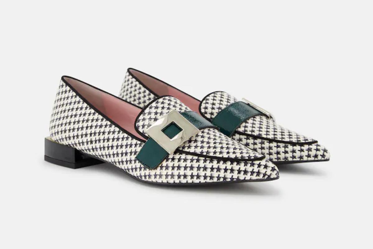 Mocasines bajos en blanco y negro con detalle decorativo en verde y hebilla cuadrada