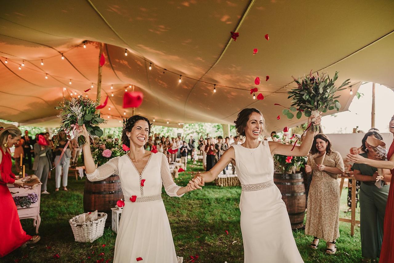 Pareja LGTB+ muy sonriente el día de la boda
