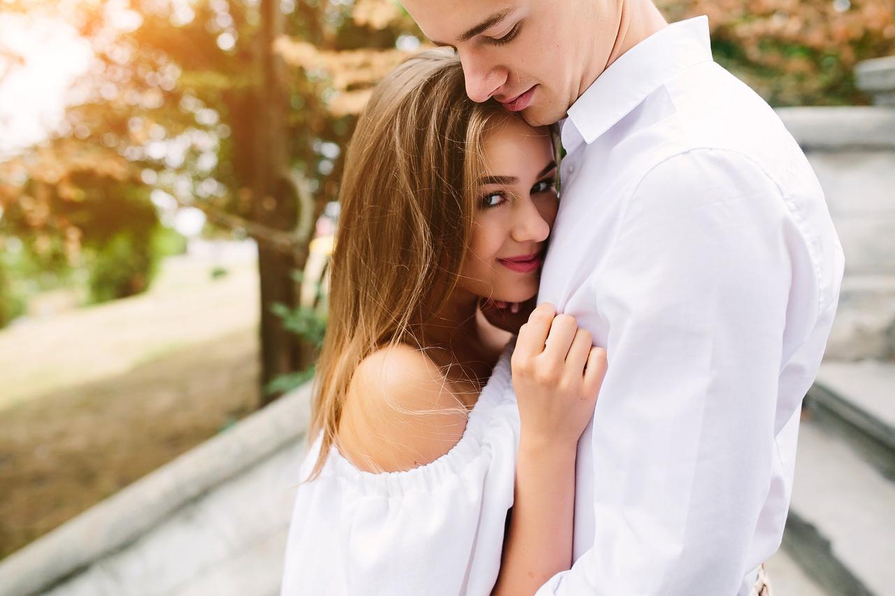 Mentiras de las mujeres: chico y chica jóvenes se funden en un abrazo muy cariñoso