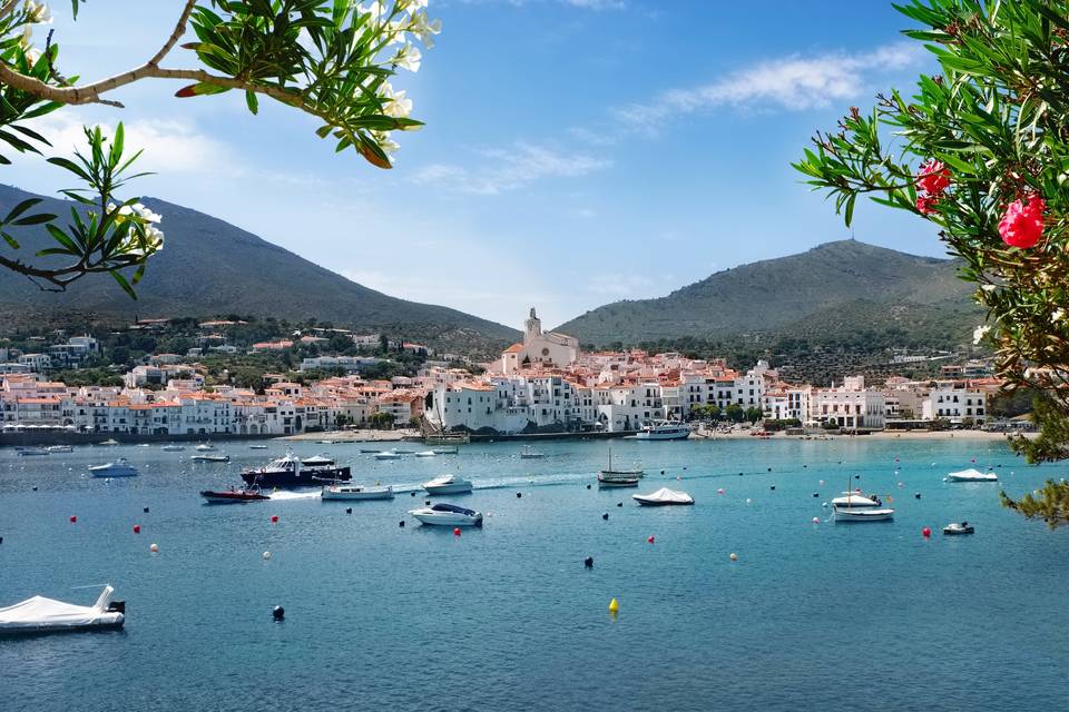 Vista del pueblo de Cadaqués en la Costa Brava, Catalunya, España