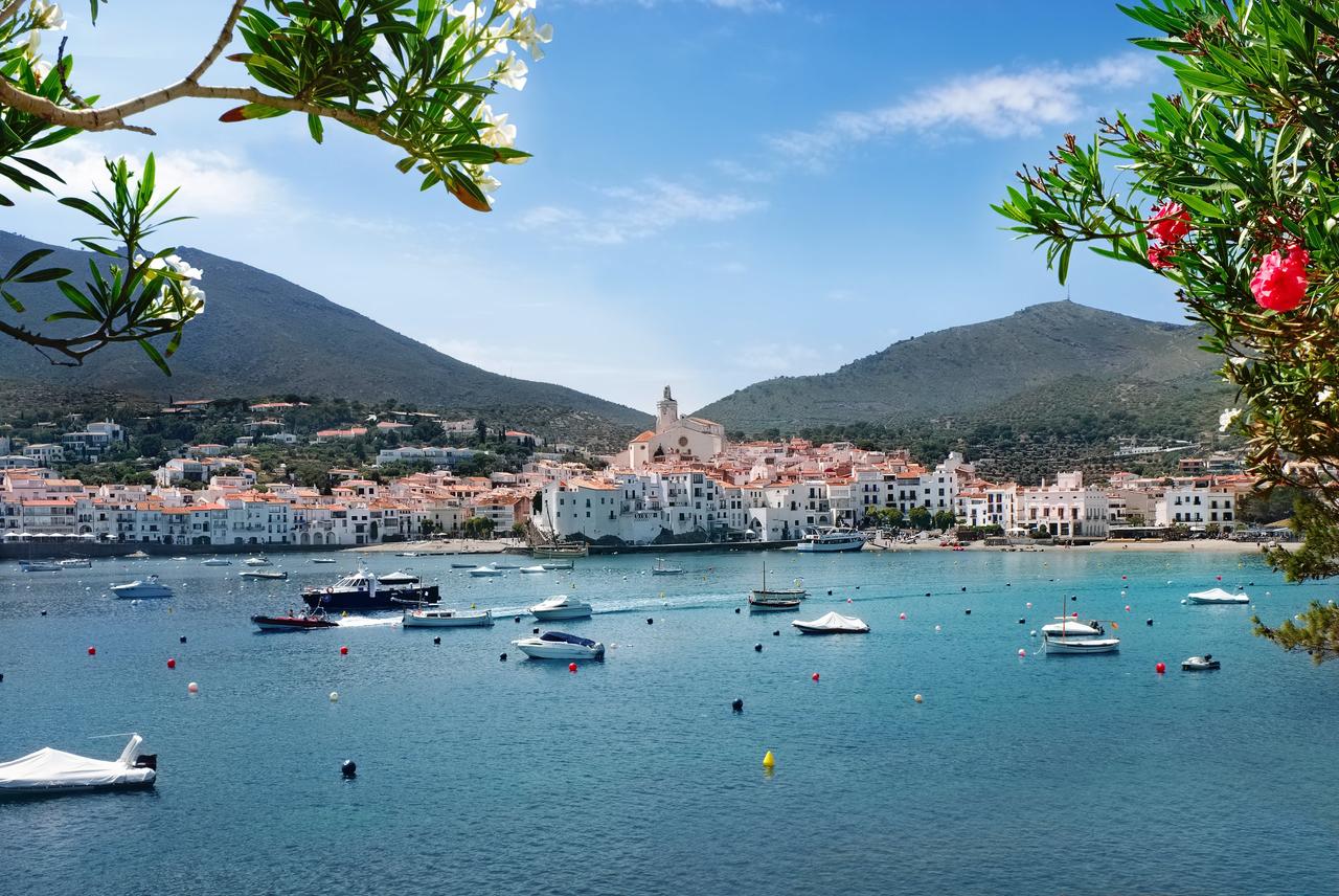 Luna de miel en España: vista del pueblo de Cadaqués en la Costa Brava, Catalunya, España